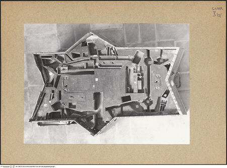 Vorderseite von Bibliotheca Hertziana [https://www.deutsche-digitale-bibliothek.de/content/lizenzen/rv-fz/] Modell des Castel Sant'Elmo - Horizontaler Querschnitt, bh128924_recto. Foto.