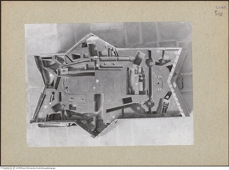 Vorderseite von Bibliotheca Hertziana [https://www.deutsche-digitale-bibliothek.de/content/lizenzen/rv-fz/] Modell des Castel Sant'Elmo - Horizontaler Querschnitt, bh128925_recto. Foto.