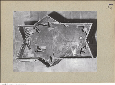 Vorderseite von Bibliotheca Hertziana [https://www.deutsche-digitale-bibliothek.de/content/lizenzen/rv-fz/] Modell des Castel Sant'Elmo - Horizontaler Querschnitt, bh128926_recto. Foto.