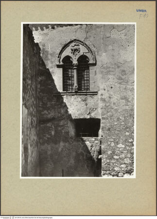 Vorderseite von ICCD [https://www.deutsche-digitale-bibliothek.de/content/lizenzen/rv-ez/] Abbazia di Sant'EutizioPrimo Chiostro - Westlicher Abschluss (ehemaliges Konventsgebäude) mit Biforienfenster, bh129018_recto. Foto.