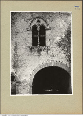 Vorderseite von ICCD [https://www.deutsche-digitale-bibliothek.de/content/lizenzen/rv-ez/] Abbazia di Sant'EutizioPrimo Chiostro - Östlicher Abschluss mit Biforienfenster der Sakristei, bh129019_recto. Foto.