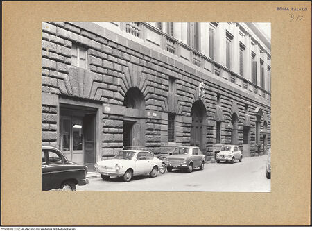 Vorderseite von Bibliotheca Hertziana [https://www.deutsche-digitale-bibliothek.de/content/lizenzen/rv-fz/] Palazzo Vidoni - Fassade, Sockel und erstes Obergeschoss, bh129801_recto. Foto.