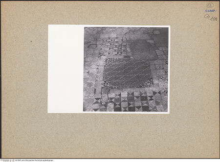 Vorderseite von unbekannt [https://www.deutsche-digitale-bibliothek.de/content/lizenzen/rv-fz/] FußbodenMosaikfußboden in Cosmatenart - Opus sectile des südlichen Seitenschiffs, Bereich vor der südlichen Apsis, Detail, bh129901_recto. Foto: Paeseler, Wilhelm.