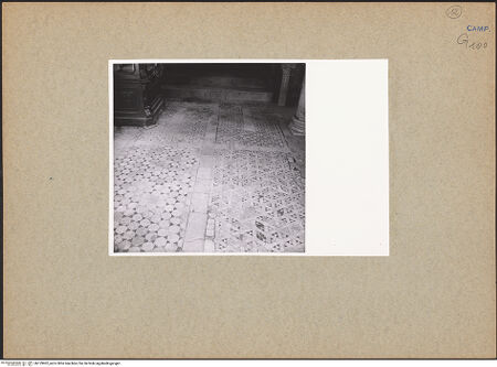 Vorderseite von unbekannt [https://www.deutsche-digitale-bibliothek.de/content/lizenzen/rv-fz/] FußbodenMosaikfußboden in Cosmatenart - Opus sectile des nördlichen Seitenschiffs, nach Osten, bh129902_recto. Foto: Paeseler, Wilhelm.