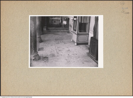 Vorderseite von unbekannt [https://www.deutsche-digitale-bibliothek.de/content/lizenzen/rv-fz/] FußbodenMosaikfußboden in Cosmatenart - Opus sectile des südlichen Seitenschiffs, nach Osten, bh129908_recto. Foto: Paeseler, Wilhelm.