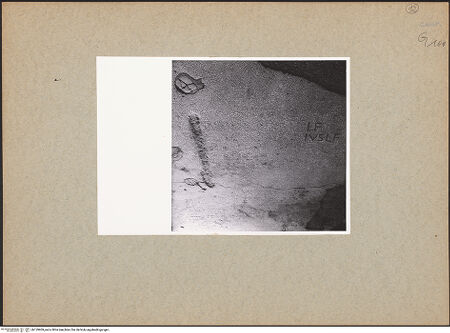 Vorderseite von unbekannt [https://www.deutsche-digitale-bibliothek.de/content/lizenzen/rv-fz/] FußbodenFragmente des Fußbodens des Dianatempels - Mittelschiff, Detail: unregelmäßiges Opus tessellatum mit lateinischer Inschrift, bh129909_recto. Foto: Paeseler, Wilhelm.