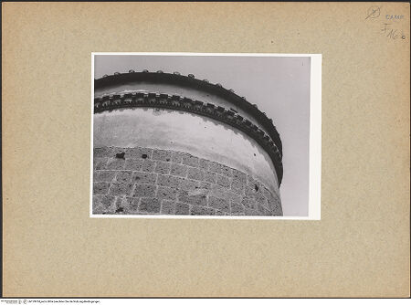 Vorderseite von unbekannt [https://www.deutsche-digitale-bibliothek.de/content/lizenzen/rv-fz/] Sant'Angelo in FormisOstfassade (Apsiden) - Detail: oberer Abschluss der Hauptapsis, bh129914_recto. Foto: Paeseler, Wilhelm.