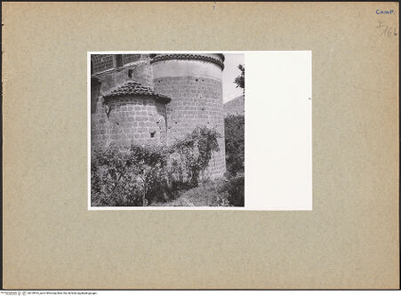 Vorderseite von unbekannt [https://www.deutsche-digitale-bibliothek.de/content/lizenzen/rv-fz/] Sant'Angelo in FormisOstfassade (Apsiden) - Teilansicht der Haupt- und südlichen Nebenapsis, von Osten, bh129916_recto. Foto: Paeseler, Wilhelm.