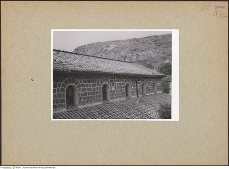 Vorderseite von unbekannt [https://www.deutsche-digitale-bibliothek.de/content/lizenzen/rv-fz/] Sant'Angelo in FormisSüdfassade - Südlicher Obergaden, von Südwesten, bh129917_recto. Foto: Paeseler, Wilhelm.