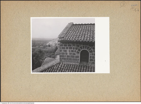 Vorderseite von unbekannt [https://www.deutsche-digitale-bibliothek.de/content/lizenzen/rv-fz/] Sant'Angelo in FormisSüdfassade - Detail: westlicher Abschnitt des südlichen Obergadens, bh129918_recto. Foto: Paeseler, Wilhelm.