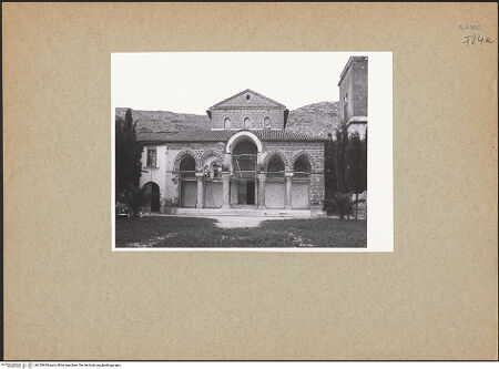 Vorderseite von unbekannt [https://www.deutsche-digitale-bibliothek.de/content/lizenzen/rv-fz/] Sant'Angelo in FormisWestfassade - Gesamtansicht der Westfassade, bh129933_recto. Foto: Paeseler, Wilhelm.