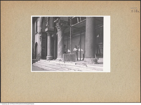 Vorderseite von unbekannt [https://www.deutsche-digitale-bibliothek.de/content/lizenzen/rv-fz/] Sant'Angelo in FormisWestfassadePortikus - Detail: die drei nördlichen Joche, von Südwesten, bh129934_recto. Foto: Paeseler, Wilhelm.