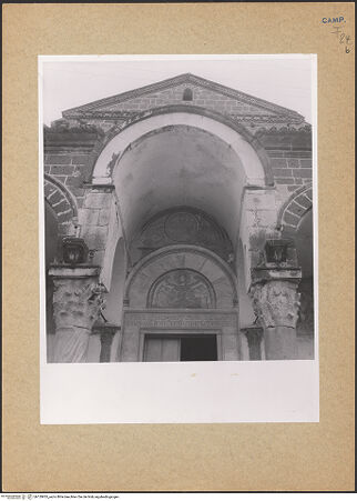 Vorderseite von unbekannt [https://www.deutsche-digitale-bibliothek.de/content/lizenzen/rv-fz/] Portal - Detail: Architrav und die beiden Lünetten, bh129935_recto. Foto: Paeseler, Wilhelm.