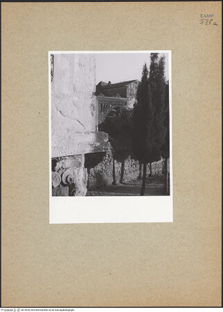 Vorderseite von unbekannt [https://www.deutsche-digitale-bibliothek.de/content/lizenzen/rv-fz/] Konsole mit Akanthusblatt - Ansicht von Norden, bh129936_recto. Foto: Paeseler, Wilhelm.