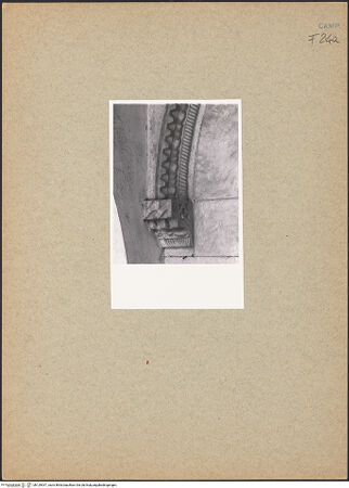 Vorderseite von unbekannt [https://www.deutsche-digitale-bibliothek.de/content/lizenzen/rv-fz/] Portal - Detail: Konsole und Archivoltenansatz links, bh129937_recto. Foto: Paeseler, Wilhelm.