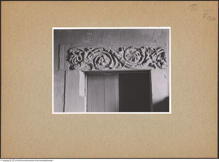 Vorderseite von unbekannt [https://www.deutsche-digitale-bibliothek.de/content/lizenzen/rv-fz/] Eingemauertes Relief-Fragment mit Rankenornament - Gesamtansicht, bh129954_recto. Foto: Paeseler, Wilhelm.