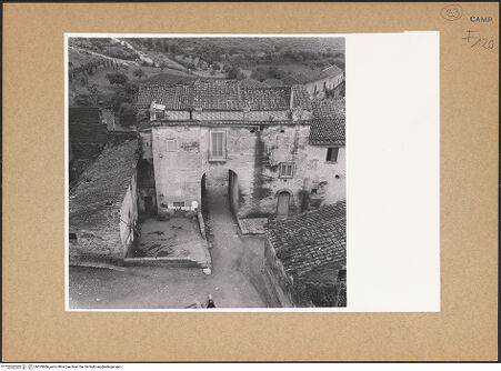 Vorderseite von unbekannt [https://www.deutsche-digitale-bibliothek.de/content/lizenzen/rv-fz/] Ehemaliges Klostergebäude - Südlicher Bereich, Teilansicht mit dem Torbau (Rückseite des Arco di Diana), vom Campanile aus gesehen (von Norden), bh129956_recto. Foto: Paeseler, Wilhelm.