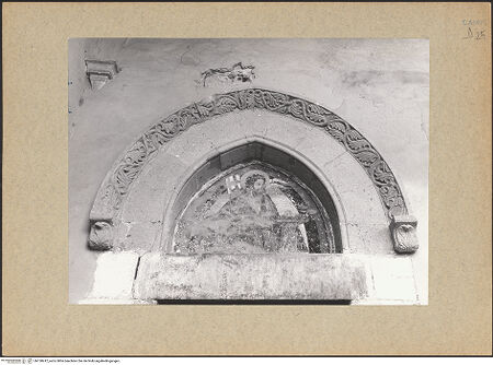 Vorderseite von Bibliotheca Hertziana [https://www.deutsche-digitale-bibliothek.de/content/lizenzen/rv-fz/] Linkes Seitenportal - Archivolte und Tympanon, bh130412_recto. Foto: Mörsch.