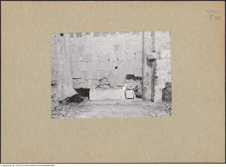 Vorderseite von Bibliotheca Hertziana [https://www.deutsche-digitale-bibliothek.de/content/lizenzen/rv-fz/] CattedraleFrühchristliche Kapelle - Apsis, Detail: Bodenmosaik, bh130415_recto. Foto: Mörsch.