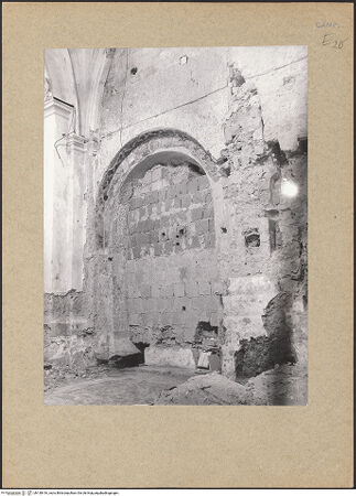 Vorderseite von Bibliotheca Hertziana [https://www.deutsche-digitale-bibliothek.de/content/lizenzen/rv-fz/] CattedraleFrühchristliche Kapelle - Ansicht, vor der Restaurierung, bh130416_recto. Foto: Mörsch.