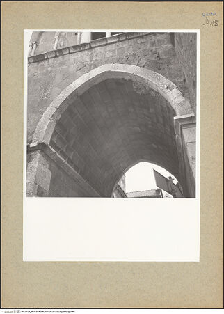 Vorderseite von Urban [https://www.deutsche-digitale-bibliothek.de/content/lizenzen/rv-ez/] DuomoTurm - Detail, Durchfahrt, bh130439_recto. Foto: Urban, Thomas.