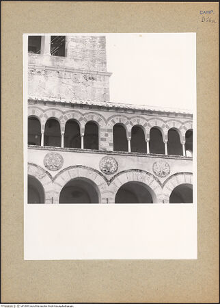 Vorderseite von Bibliotheca Hertziana [https://www.deutsche-digitale-bibliothek.de/content/lizenzen/rv-fz/] Duomo & San Matteo - Südflügel, Detail, bh130445_recto. Foto.