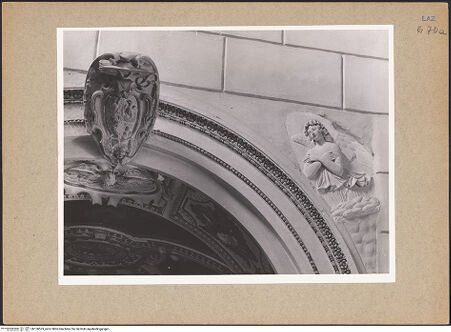 Vorderseite von Getty Research Institute [https://www.deutsche-digitale-bibliothek.de/content/lizenzen/rv-ez/] Ausstattung der Cappella SimoncelliZwei adorierende EngelEngel - , bh130523_recto. Foto: Hutzel, Max.