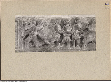 Vorderseite von Getty Research Institute [https://www.deutsche-digitale-bibliothek.de/content/lizenzen/rv-ez/] Sarkophag mit biblischen Szenen Geburt Christi - Linke Hälfte: römischer Genius und die Heiligen Drei Könige, bh130529_recto. Foto: Hutzel, Max.