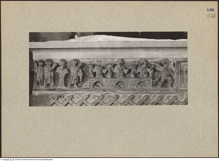 Vorderseite von Getty Research Institute [https://www.deutsche-digitale-bibliothek.de/content/lizenzen/rv-ez/] Sarkophag mit biblischen Szenen Geschichte von den drei Hebräern im Feuerofen  - Gesamtansicht der Szene, bh130533_recto. Foto: Hutzel, Max.