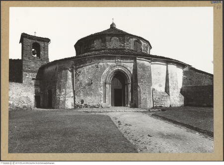 Vorderseite von ICCD [https://www.deutsche-digitale-bibliothek.de/content/lizenzen/rv-ez/] Sant'Angelo - Ansicht von Süden mit Portal des 14. Jahrhunderts, bh131255_recto. Foto:  .