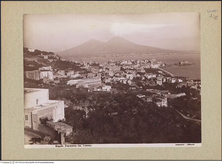 Vorderseite von Sommer, G. (Neapel) [http://creativecommons.org/licenses/by-nc-sa/4.0/] NeapelWestliche Stadtviertel: Chiaia, Pizzofalcone, Santa Lucia, Posilippo - Blick vom Posilippo und über die Riviera di Chiaia zum Vesuv, bh131524_recto. Foto.