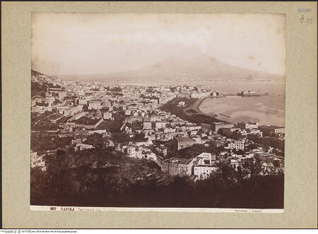 Vorderseite von Sommer, G. (Neapel) [http://creativecommons.org/licenses/by-nc-sa/4.0/] NeapelWestliche Stadtviertel: Chiaia, Pizzofalcone, Santa Lucia, Posilippo - Blick über die Riviera di Chiaia zum Vesuv, bh131525_recto. Foto.