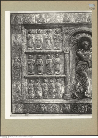 Vorderseite von Böhm [https://www.deutsche-digitale-bibliothek.de/content/lizenzen/rv-ez/] Pala di Pellegrino II / Madonna zwischen Engeln, Heiligen und StifterLinke Seite: Apostel, Heiligen, Märtyrerinnen. Rahmen: Apostel und Propheten (?) - Gesamtansicht, bh131537_recto. Foto: Böhm, Osvaldo.