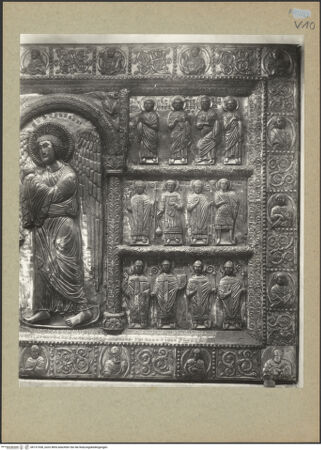 Vorderseite von Böhm [https://www.deutsche-digitale-bibliothek.de/content/lizenzen/rv-ez/] Pala di Pellegrino II / Madonna zwischen Engeln, Heiligen und StifterRechte Seite: Apostel, Heiligen, Märtyrerinnen. Rahmen: Apostel und Propheten (?) - Gesamtansicht, bh131538_recto. Foto: Böhm, Osvaldo.