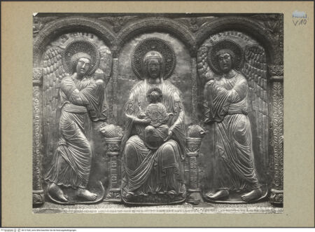 Vorderseite von Böhm [https://www.deutsche-digitale-bibliothek.de/content/lizenzen/rv-ez/] Pala di Pellegrino II / Madonna zwischen Engeln, Heiligen und StifterMittelfeld: Madonna zwischen den Erzengeln Michael und Gabriel - Gesamtansicht, bh131540_recto. Foto: Böhm, Osvaldo.