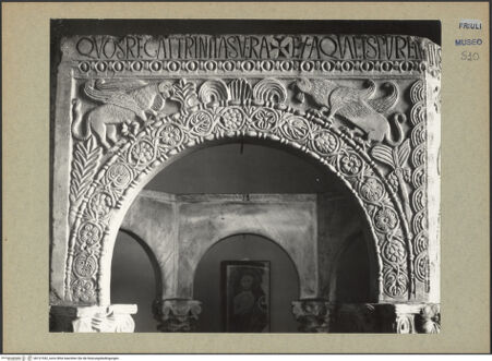 Vorderseite von Böhm [https://www.deutsche-digitale-bibliothek.de/content/lizenzen/rv-ez/] Callixtus-Baptisterium (Battistero di Callisto)Bögen des Ziboriums mit Tieren, Rosetten und Blattwerk - Bogen 1 (Greifen), bh131542_recto. Foto: Böhm, Osvaldo.