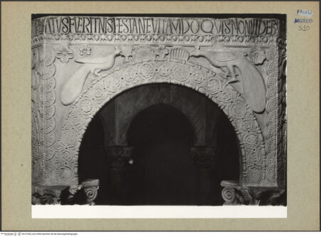 Vorderseite von Böhm [https://www.deutsche-digitale-bibliothek.de/content/lizenzen/rv-ez/] Callixtus-Baptisterium (Battistero di Callisto)Bögen des Ziboriums mit Tieren, Rosetten und Blattwerk - Bogen 2 (Pfauen), bh131543_recto. Foto: Böhm, Osvaldo.