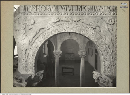 Vorderseite von Böhm [https://www.deutsche-digitale-bibliothek.de/content/lizenzen/rv-ez/] Callixtus-Baptisterium (Battistero di Callisto)Bögen des Ziboriums mit Tieren, Rosetten und Blattwerk - Bogen 5 (Fische), bh131546_recto. Foto: Böhm, Osvaldo.