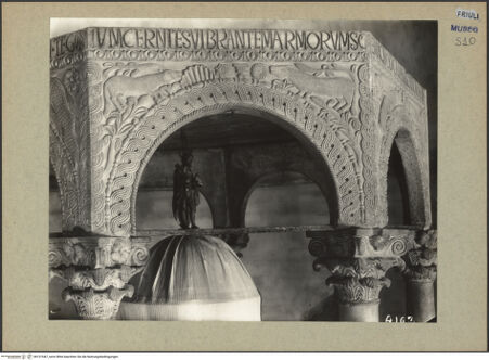 Vorderseite von Böhm [https://www.deutsche-digitale-bibliothek.de/content/lizenzen/rv-ez/] Callixtus-Baptisterium (Battistero di Callisto)Bögen des Ziboriums mit Tieren, Rosetten und Blattwerk - Bogen 6 (Lämmer), bh131547_recto. Foto: Böhm, Osvaldo.