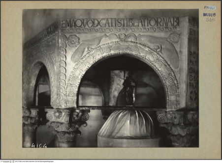 Vorderseite von Böhm [https://www.deutsche-digitale-bibliothek.de/content/lizenzen/rv-ez/] Callixtus-Baptisterium (Battistero di Callisto)Bögen des Ziboriums mit Tieren, Rosetten und Blattwerk - Bogen 7 (Pfauen), bh131548_recto. Foto: Böhm, Osvaldo.