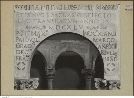 Vorderseite von Böhm [https://www.deutsche-digitale-bibliothek.de/content/lizenzen/rv-ez/] Callixtus-Baptisterium (Battistero di Callisto)Bögen des Ziboriums mit Tieren, Rosetten und Blattwerk - Bogen 9 (Inschrift 1645), bh131549_recto. Foto: Böhm, Osvaldo.