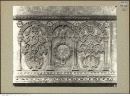 Vorderseite von Böhm [https://www.deutsche-digitale-bibliothek.de/content/lizenzen/rv-ez/] Relief mit Arkade mit Amphoren, Weinstock, Adler und Chrismon - Gesamtansicht, bh131557_recto. Foto: Böhm, Osvaldo.