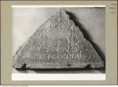 Vorderseite von Böhm [https://www.deutsche-digitale-bibliothek.de/content/lizenzen/rv-ez/] Giebel eines Ziboriums oder eines Portals - Gesamtansicht, bh131558_recto. Foto: Böhm, Osvaldo.