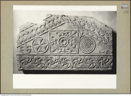 Vorderseite von Böhm [https://www.deutsche-digitale-bibliothek.de/content/lizenzen/rv-ez/] Giebel eines Ziboriums - Gesamtansicht, bh131562_recto. Foto: Böhm, Osvaldo.