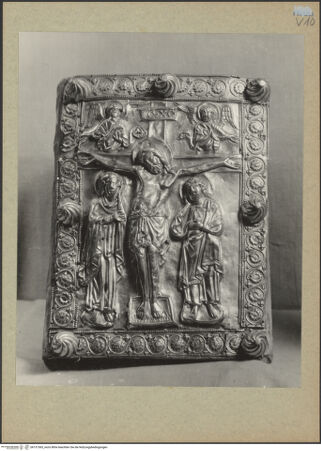 Vorderseite von Böhm [https://www.deutsche-digitale-bibliothek.de/content/lizenzen/rv-ez/] Deckel des Evangeliums der Epiphanie (Coperta dell'Evangeliario dell'Epifania) - Gesamtansicht, bh131565_recto. Foto: Böhm, Osvaldo.