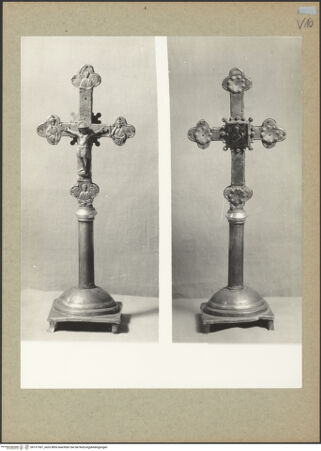 Vorderseite von Böhm [https://www.deutsche-digitale-bibliothek.de/content/lizenzen/rv-ez/] Altarkreuz (Recto: der gekreuzigte Christus zwischen Maria und Johannes; Verso: Plakette mit Maria Advocata) - Gesamtansicht, bh131567_recto. Foto: Böhm, Osvaldo.