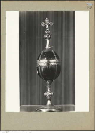 Vorderseite von Böhm [https://www.deutsche-digitale-bibliothek.de/content/lizenzen/rv-ez/] Pyxis mit Kreuz und Kokosnussbehälter - Gesamtansicht, bh131569_recto. Foto: Böhm, Osvaldo.