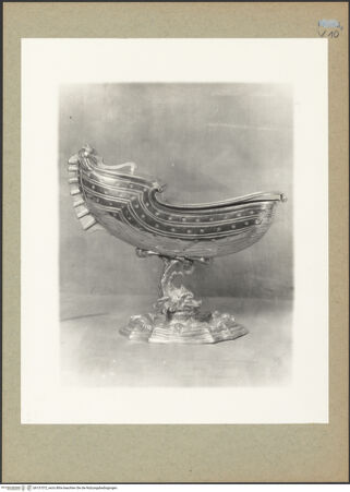 Vorderseite von Böhm [https://www.deutsche-digitale-bibliothek.de/content/lizenzen/rv-ez/] Weihrauchschiffchen mit Delfin oder Seepferdchen - Gesamtansicht, bh131572_recto. Foto: Böhm, Osvaldo.