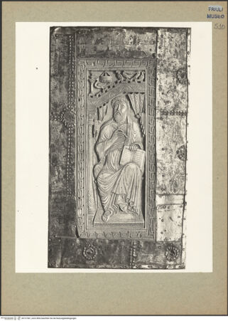 Vorderseite von Böhm [https://www.deutsche-digitale-bibliothek.de/content/lizenzen/rv-ez/] Buchdeckel mit dem Porträt eines Autors (Gregor der Große?) - Gesamtansicht, bh131581_recto. Foto: Böhm, Osvaldo.