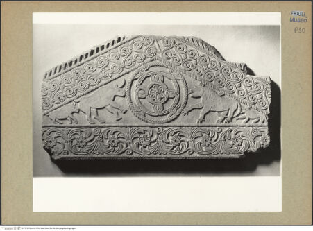 Vorderseite von Böhm [https://www.deutsche-digitale-bibliothek.de/content/lizenzen/rv-ez/] Giebel eines Ziboriums - Gesamtansicht, bh131610_recto. Foto: Böhm, Osvaldo.